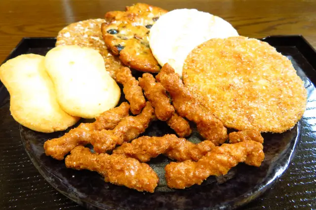 The Difference Between Senbei, Okaki, And Arare Rice Crackers ...